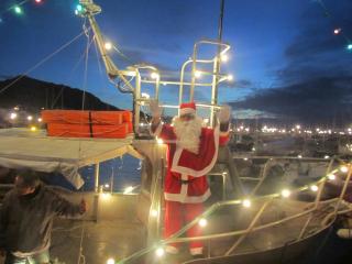 Chantons tous en coeur : Petit papa Noël, quand tu descendras...de ton bateau !