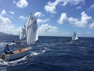 Eva Lepiece et son Optimist à la conquête de la Martinique