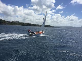 Eva Lepiece et son Optimist à la conquête de la Martinique