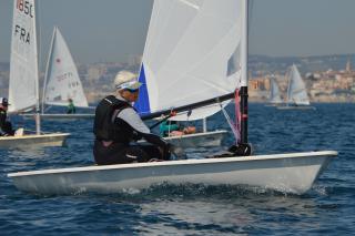 Evelyne Ferrat sur le podium au championnat ILCA Master de Barcelone - Laser