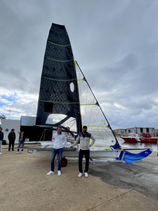 Julien et Noé sont sur un bateau (...) - 49er